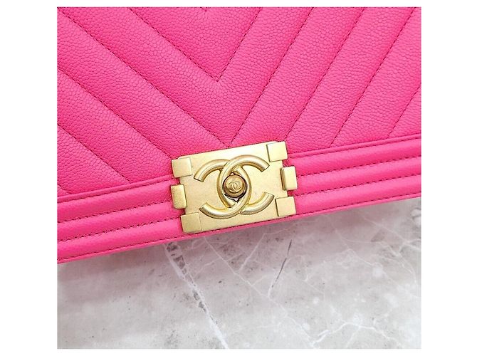 Chanel Borsa Boy in Caviar Chevron Rosa con Hardware Oro Media Nuova Interno Chip - vista 5