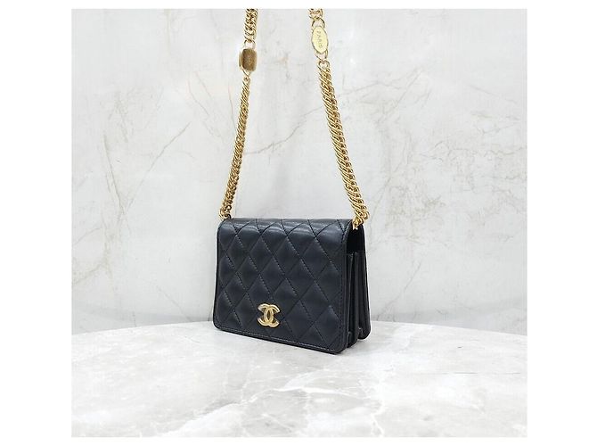 Chanel Mini bolso con solapa y cadena en piel de cordero negro y oro - vista 2