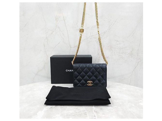 Chanel Mini bolso con solapa y cadena en piel de cordero negro y oro - vista 9