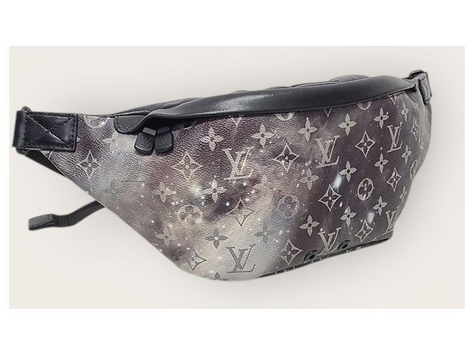 Louis Vuitton Marsupio Galaxy Monogram Discovery Nero - vista 3
