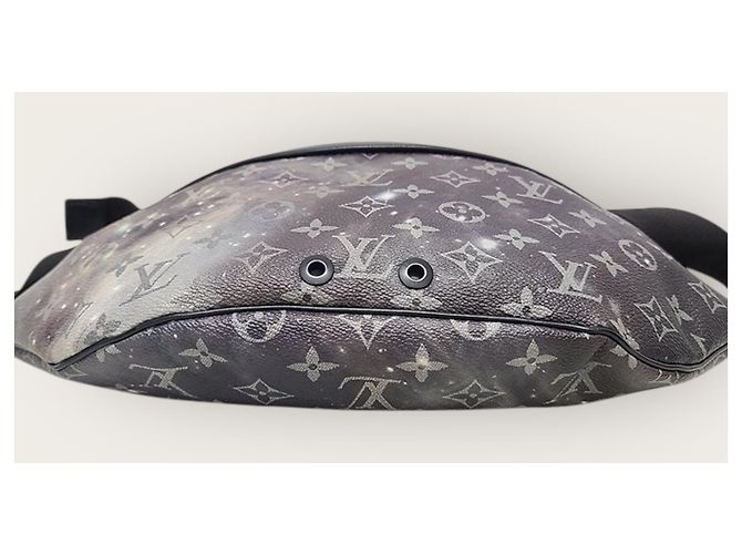 Louis Vuitton Marsupio Galaxy Monogram Discovery Nero - vista 7