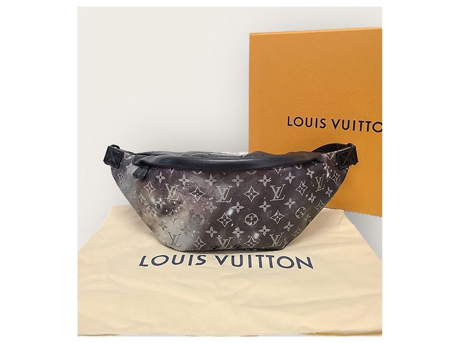 Louis Vuitton Marsupio Galaxy Monogram Discovery Nero - vista 8