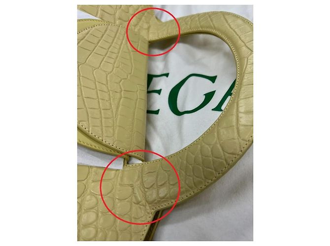 Bottega Veneta Borsa Tote Doll Medium in pelle goffrata Vanilla D'oro - vista 3