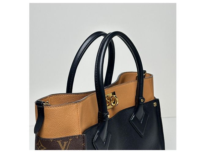 Louis Vuitton Borsa Tote On My Side MM Nero - vista 10