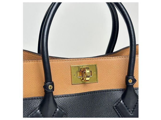 Louis Vuitton Borsa Tote On My Side MM Nero - vista 11