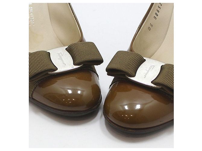 Salvatore Ferragamo Patentleder-Pumps mit silberner Schleife Braun - Ansicht 10