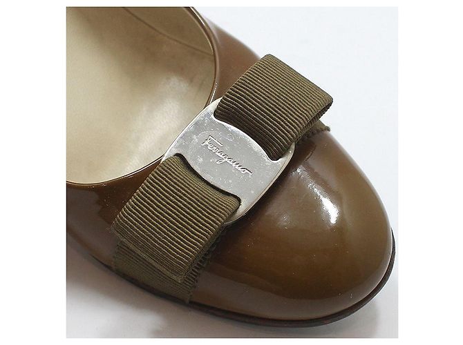 Salvatore Ferragamo Patentleder-Pumps mit silberner Schleife Braun - Ansicht 11
