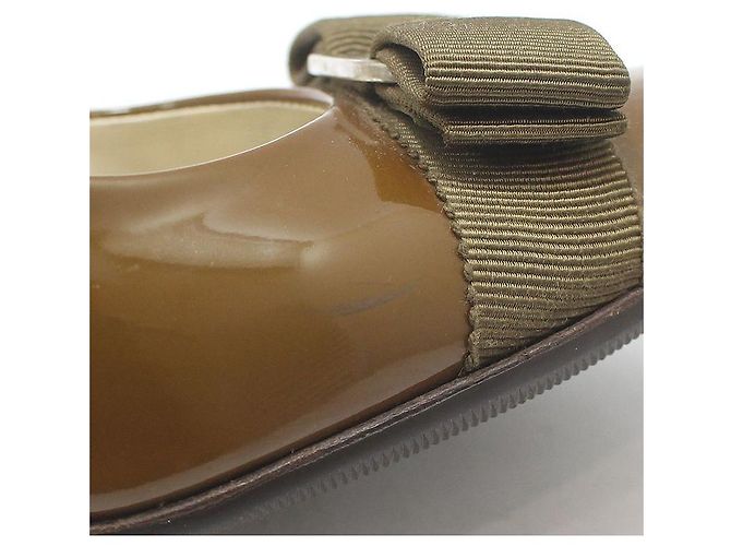 Salvatore Ferragamo Patentleder-Pumps mit silberner Schleife Braun - Ansicht 12