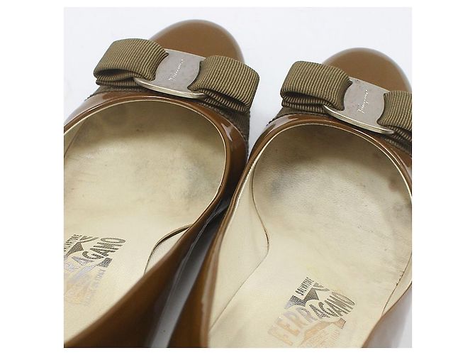Salvatore Ferragamo Patentleder-Pumps mit silberner Schleife Braun - Ansicht 13