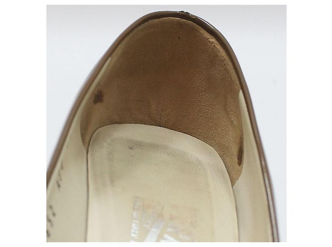 Salvatore Ferragamo Patentleder-Pumps mit silberner Schleife Braun - Ansicht 14