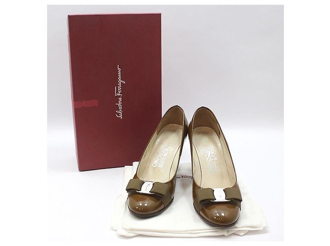 Salvatore Ferragamo Patentleder-Pumps mit silberner Schleife Braun - Ansicht 2