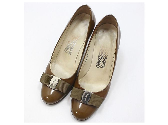 Salvatore Ferragamo Patentleder-Pumps mit silberner Schleife Braun - Ansicht 7