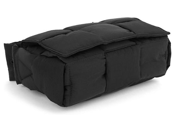 Bottega Veneta Bolso bandolera pequeño acolchado Padded Tech Cassette Negro - vista 3