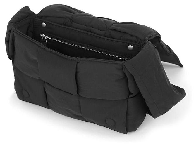 Bottega Veneta Bolso bandolera pequeño acolchado Padded Tech Cassette Negro - vista 4