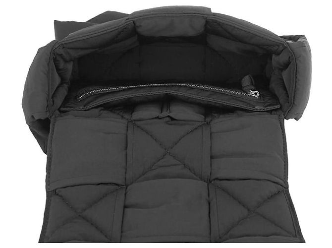 Bottega Veneta Bolso bandolera pequeño acolchado Padded Tech Cassette Negro - vista 5