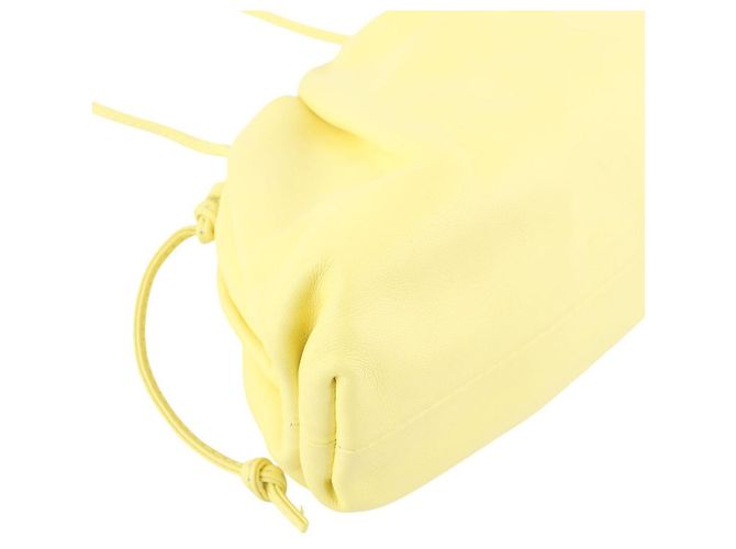 Bottega Veneta Mini Pouch Dumpling Crossbody Bag Yellow Giallo - vista 5
