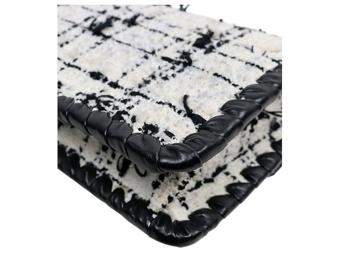 Chanel Borsa a tracolla con patta in tweed bianco e nero e catena - vista 6
