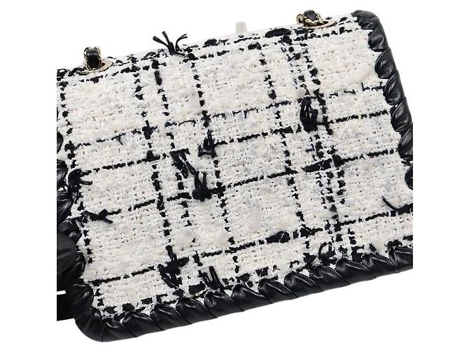 Chanel Borsa a tracolla con patta in tweed bianco e nero e catena - vista 7