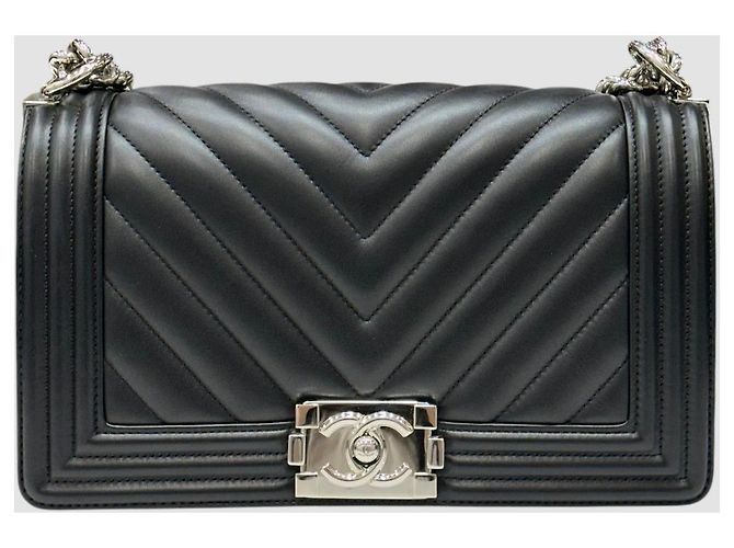 Chanel Boy Flap aus schwarzem Lammleder mit Chevron-Muster, Silberhardware - Ansicht 2