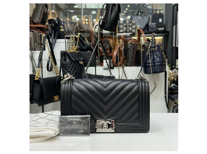Chanel Boy Flap aus schwarzem Lammleder mit Chevron-Muster, Silberhardware - Ansicht 3