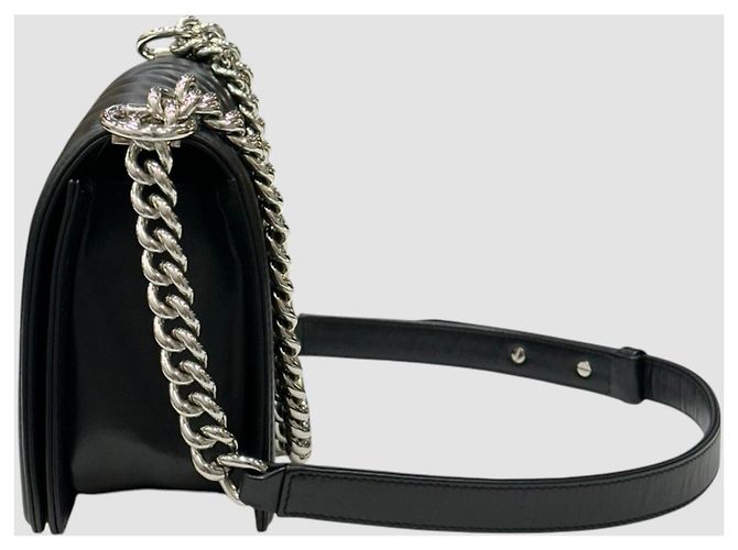 Chanel Boy Flap aus schwarzem Lammleder mit Chevron-Muster, Silberhardware - Ansicht 4