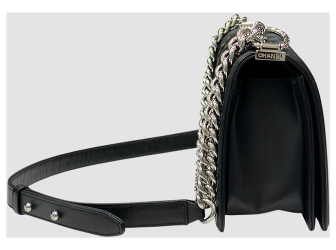 Chanel Boy Flap aus schwarzem Lammleder mit Chevron-Muster, Silberhardware - Ansicht 5