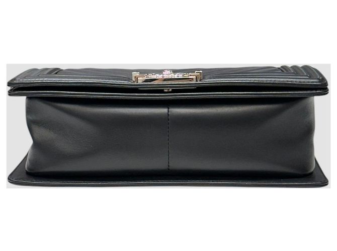 Chanel Boy Flap aus schwarzem Lammleder mit Chevron-Muster, Silberhardware - Ansicht 7