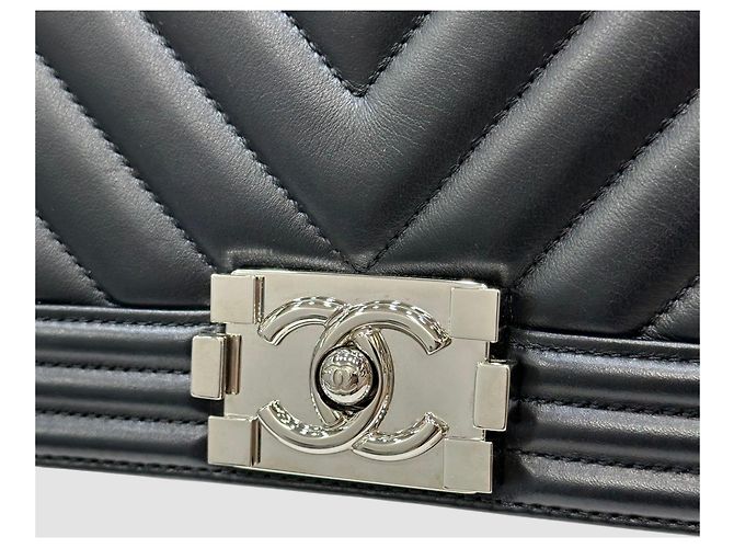 Chanel Boy Flap aus schwarzem Lammleder mit Chevron-Muster, Silberhardware - Ansicht 9