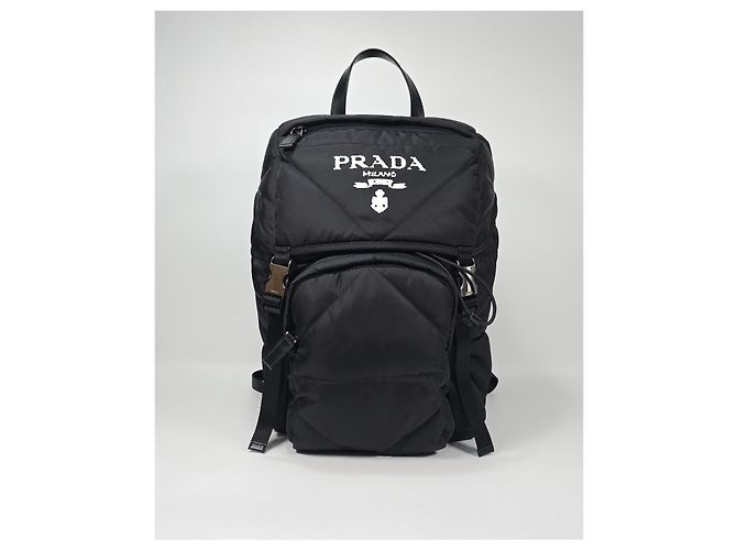 Prada Mochila acolchoada com capuz em Re-Nylon Preto - vista 2