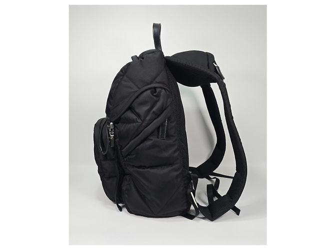 Prada Mochila acolchoada com capuz em Re-Nylon Preto - vista 4