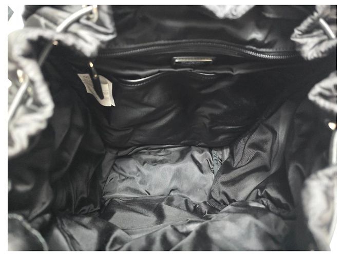 Prada Mochila acolchoada com capuz em Re-Nylon Preto - vista 9