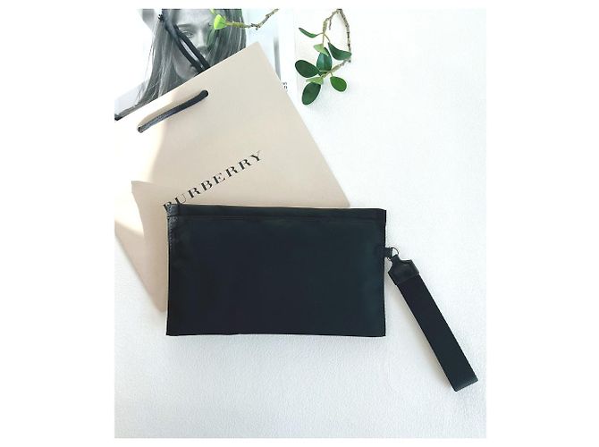 Burberry Mini Pouch in Nylon con Logo Nero - vista 13
