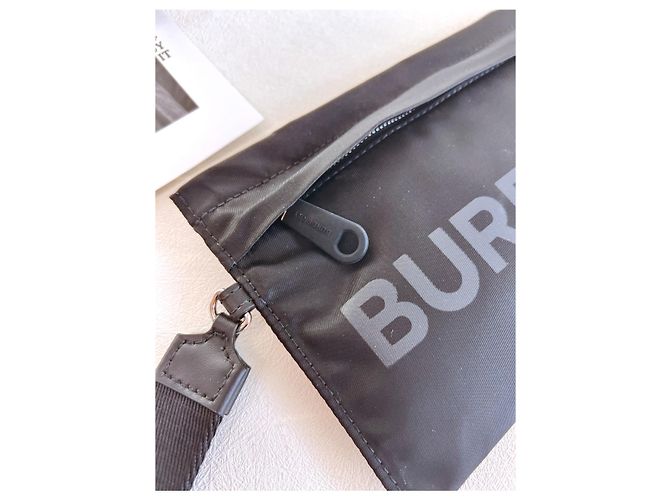 Burberry Mini Pouch in Nylon con Logo Nero - vista 14