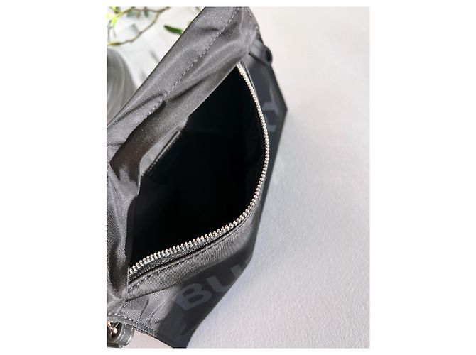 Burberry Mini Pouch in Nylon con Logo Nero - vista 15
