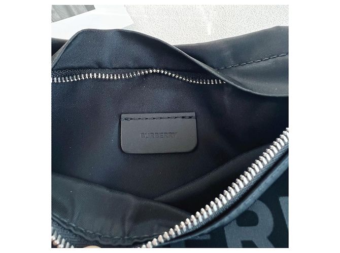 Burberry Mini Pouch in Nylon con Logo Nero - vista 16