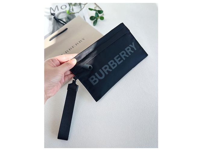 Burberry Mini Pouch in Nylon con Logo Nero - vista 19