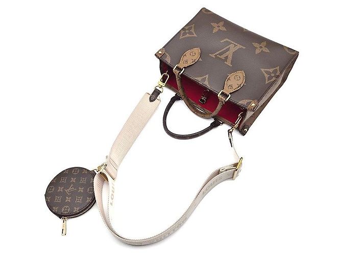 Louis Vuitton Monogram OnTheGo PM Marrom - vista 4