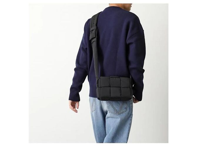 Bottega Veneta Gepolte Padded Tech Cassette kleine Umhängetasche Schwarz - Ansicht 18