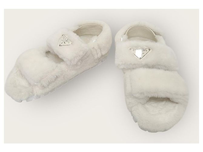 Prada Sandali con listino in shearling e logo a triangolo bianco - vista 3