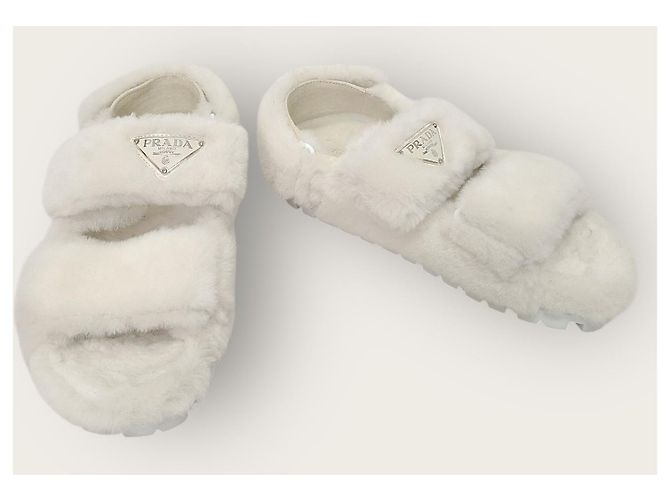 Prada Sandali con listino in shearling e logo a triangolo bianco - vista 4