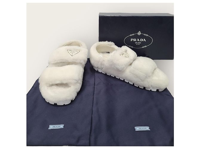 Prada Sandali con listino in shearling e logo a triangolo bianco - vista 8