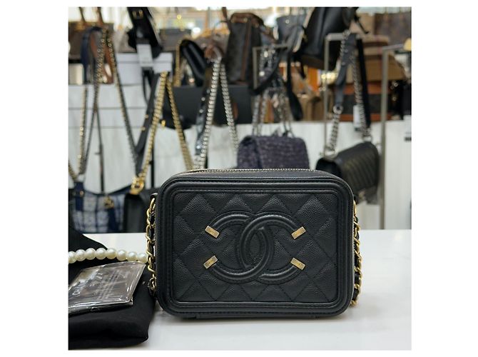 Chanel Piccola borsa a tracolla Cosmetic in serie Caviar nero - vista 3