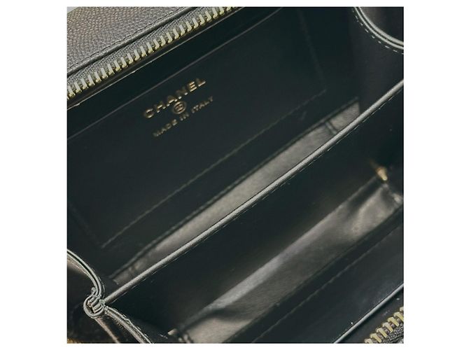 Chanel Piccola borsa a tracolla Cosmetic in serie Caviar nero - vista 6