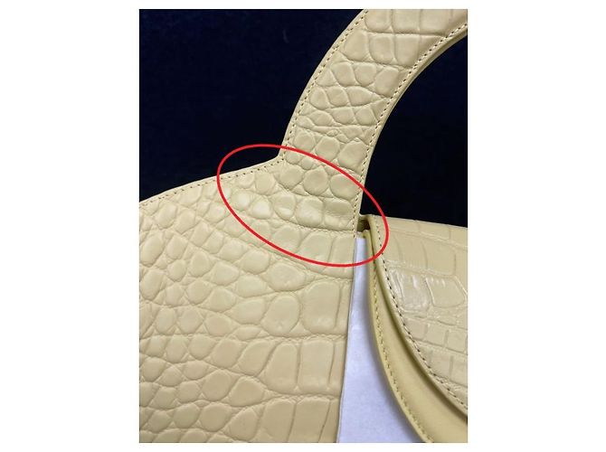 Bottega Veneta Borsa Tote Doll Medium in pelle goffrata Vanilla D'oro - vista 4