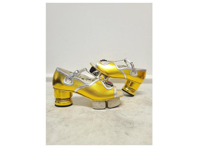 Gucci Décolleté e sandali con tacco in pelle metallizzata dorata e cristalli D'oro - vista 4