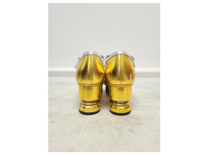 Gucci Décolleté e sandali con tacco in pelle metallizzata dorata e cristalli D'oro - vista 6