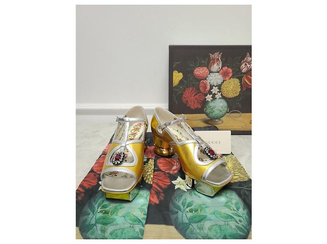 Gucci Décolleté e sandali con tacco in pelle metallizzata dorata e cristalli D'oro - vista 7