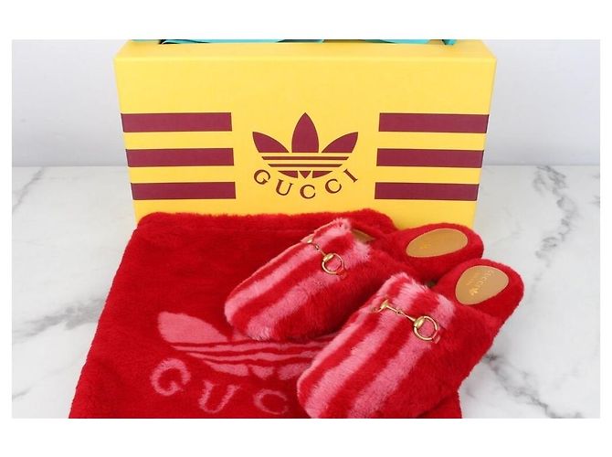 Gucci Pantofole in pelliccia con strisce e morsetto Rosso - vista 2