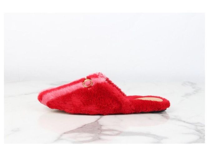 Gucci Pantofole in pelliccia con strisce e morsetto Rosso - vista 3
