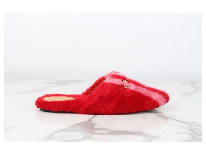 Gucci Pantofole in pelliccia con strisce e morsetto Rosso - vista 4